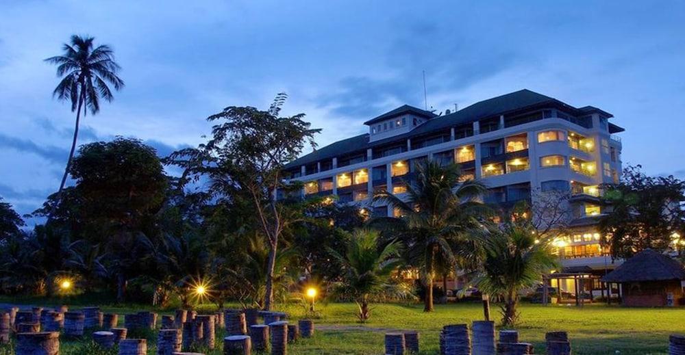 Khanom Golden Beach Hotel Exterior photo
