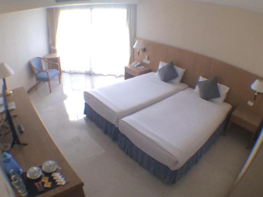 Khanom Golden Beach Hotel Exterior photo